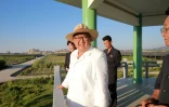 Photo non datée fournie par l'agence nord-coréenne Kcna le 24 juillet 2018 du leader nord-coréen Kim Jong Un visitant une pépinière dans la province de Gangwon-do