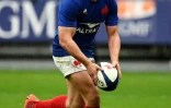 Le demi de mêlée du XV de France Antoine Dupont s'échappe avec le ballon face aux Anglais lors du Six Nations au Stade de France, le 2 février 2020