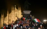 Des supporters italiens célèbrent la victoire à l'Euro le 11 juillet 2021 sur la Piazza del Duomo à Milan 