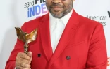 Jordan Peele avec le Spirit Award du meilleur réalisateur pose le 3 mars 2018 à Santa Monica, en Californie