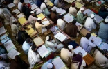 Des étudiants assistent à un cours à l'école coranique Darul Uloom Haqqania, le 19 octobre 2020 à Akora khattak, au Pakistan 