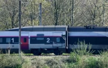 Un wagon endommagé après une collision entre un TGV et un camion à un passage à niveau à Bully-les-Mines, entre Béthune et Lens, le 7 avril 2026 dans le Pas-de-Calais