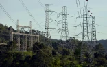 Des pylônes à haute tension transportant de l'électricité de l'Espagne vers le Portugal, près de la frontière, à Lindoso, le 28 avril 2025 au Portugal