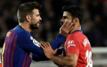 Tension entre le défenseur du Barça Gerard Piqué (g) et l'attaquant de l'Atlético Madrid Diego Costa, le 6 avril 2019 au Camp Nou de Barcelone 