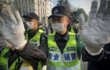 La police chinoise empêche les journalistes de s'approcher du tribunal de Shanghai où est jugée la journaliste citoyenne Zhang Zhang, le 28 décembre 2020
