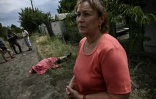 Le corps d'un civil tué par des bombardements près de Lyssytchansk, dans l'est de l'Ukraine, le 18 juin 2022
