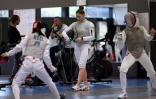 L'escrimeuse ukrainienne Svitlana Sopit (au centre)lors d'un entraînement à l'Insep à Paris le 27 avril 2023