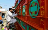 L’artiste Haider Ali peint un camion à Karachi, le 28 février 2022
