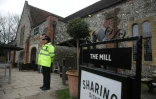 Un policier devant le pub le Mill Ă  Salisbury, le 11 mars 2018