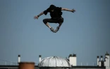 Le freerunner Simon se déconfine en sautant de toit en toit le 26 avril 2020 à Paris