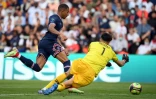 L'attaquant du Paris Saint-Germain, Kylian Mbappé, dribble le gardien clermontois Arthur Desmas et marque le 3e but, lors de leur match de Ligue 1, le 11 septembre 2021 au Parc des Princes