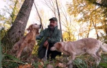 Ivan Vukadonovic, vice-président de l'Association des chasseurs de truffes d'Istrie, dans la forêt avec ses chiens près de Motovun, le 27 octobre 2021 en Croatie
