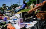 Des objets d'occasion vendus sur un marché de rue à Villa Fiorito, dans la banlieue de Buenos Aires, le 19 octobre 2025 en Argentine