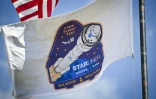 Un drapeau avec le logo de la première mission habitée du vaisseau Starliner de Boeing, à Cap Canaveral en Floride le 3 mai