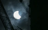 Une éclipse solaire partielle à Jakarta, le 20 avril 2023 en Indonésie
