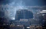De la fumée s'échappe d'un bâtiment de la capitale yéménite Sanaa, le 3 décembre 2017