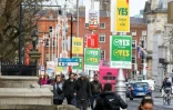 Des affiches pour le "oui" à Dublin, le 5 mars 2024, avant le référendum sur la modernisation de la Constitution irlandaise sur les femmes et la famille