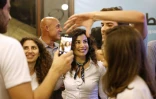 L'auteure Joumana Haddad, de la coalition "Koullouna Watani", liste de la société civile, prise en photo avec ses partisans à Beyrouth, le 7 mai 2018