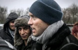 Jude Law (d) dans la "Jungle" à Calais, le 21 février 2016