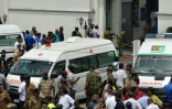Des ambulances stationnent devant l'église Saint-Anthony à Colombo frappée par une explosion meurtrière, le 21 avril 2019