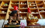 Des statues de dieux taoïstes dans l'atelier du sculpteur Lin Hsin-lai, le 17 mars 2020 à Taoyun, dans le nord de Taïwan