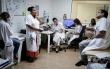 Réunion des soignants au Centre renforcé d'urgences psychiatriques, au sein de l'hôpital Delafontaine de Saint-Denis en Seine-Saint-Denis, avec le dr Fayçal Mouaffak, chef de secteur, assis à droite, et la dr Nadia Cheffi, cheffe du Crup, assise au centre, le 17 juin 2026