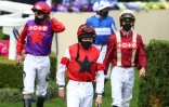 Des jockeys portent des masques pour la course de Kings Stand Stakes, qui s'est déroulée à huis-clos à Ascot, dans l'ouest de Londres, le 16 juin 2020