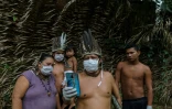 Un groupe de personnes regarde un téléphone portable à Manaus, au Brésil, le 5 mai 2020