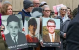 Des proches des victimes du "Bloody Sunday" à l'ouverture du procès d'un ancien soldat britannique, à Belfast, le 15 septembre 2025 en Irlande du Nord