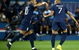 La joie de Neymar et Kylian Mbappé après l'égalisation signée du Brésilien contre Monaco au Parc des Princes, le 28 août 2022 