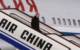 Image tirée d'une vidéo de la chaîne chinoise CCTV, via AFPTV, du président russe Vladimir Poutine à son arrivée à l'aéroport de Pékin, le 4 février 2022
