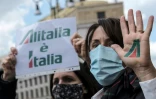 Une employée d'Alitalia manifeste près du ministère du Développement économique à Rome, le 14 avril 2021