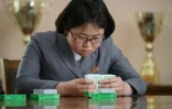 La Nord-Coréenne Kim Su Rim mémorise un paquet de cartes, le 17a vril 2019 à l'université Kim Hyong Jik de Pyongyang