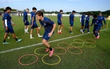 Le footballeur youtubeur Antoine Lemarié (centre) à l'entraînement avec le club cambodgien de Boeung Ket FC, où il a accompli son rêve de devenir professionnel, le 3 janvier 2024, à Phnom Penh
