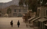 Des acteurs se produisent lors du festival du film western d'Almería aux studios de cinéma Fort Bravo à Tabernas, en Espagne, le 11 octobre 2024