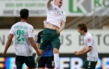 Le Néerlandais Davy Klaassen, félicité par ses coéquipiers, s'est offert un doublé dans la large victoire du Werder Brême à Paderborn, le 13 juin 2020