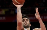 Le meneur argentin Facundo Campazzo tente de marquer contre la France en demi-finales du Mondial de basket, le 13 septembre 2019 à Pékin