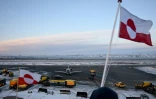 Le drapeau groenlandais flotte près de l'aéroport de Nuuk au Groenland où a atterri l'avion de la Première ministre danoise Mette Frederiksenle 23 janvier 2026