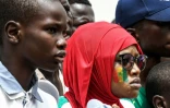 Des supporters sénégalsais assistent anxieux à la rencontre face à la Colombie, le 28 juin 2018 à Dakar 