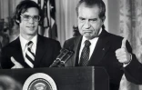 Le président américain Richard Nixon fait ses adieux au personnel de la Maison Blanche, le 9 août 1974 à Washington