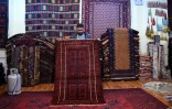Le collectionneur Abdul Wahab montre un tapis dans sa boutique de Kaboul, le 18 janvier 2021 en Afghanistan