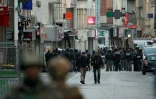 Des policiers dans une rue de Saint-Denis lors d'une opération antiterroriste contre des hommes retranchés dans un appartement, en lien avec les attentats de Paris, le 18 novembre 2015