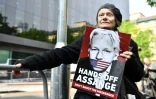 Des partisans de Julian Assange manifestent devant le tribunal où le fondateur de Wikileaks a été condamné mercredi pour violation de sa liberté provisoire, à Londres le 1er mai 2019