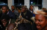 Les guerriers chantent pour le couronnement du nouveau roi des Zoulous, le prince Misuzulu kaZwelithini, au palais royal de Nongoma, en Afrique du Sud, le 19 août 2022