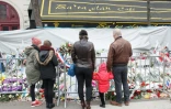 Des bouquets et messages déposés devant le Bataclan à Paris le 13 décembre 2015 en hommage aux victimes des attentats jihadistes du 13 novembre