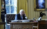 Le président américain Donald Trump au téléphone avec son homologue Vladimir Poutine, dans le bureau ovale de la Maison Blanche à Washington, le 28 janvier 2017