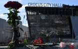 Des fleurs déposées devant le Crocus City Hall, cible d'un attentat meurtrière, le 25 mars 2024 à Krasnogorsk, dans la banlieue de Moscou