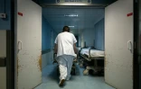 Un soignant pousse un brancard dans les couloirs des urgences de l'hôpital Pellegrin, à Bordeaux, le 23 juin 2026