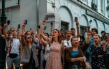 Manifestation de Bélarusses devant leur ambassade à Moscou pour dénoncer les résultats de l'élection présidentielle le 9 août 2020