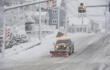 Un chasse-neige déblaye la neige sur le Broadway à Methuen, Massachusetts, le 7 janvier 2024